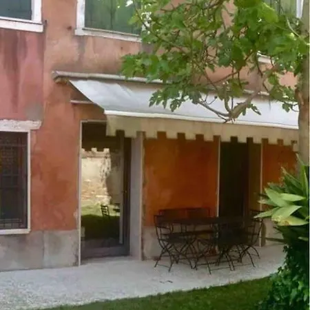 Apartment Raphael's Garden House *