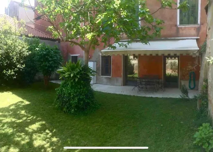 Raphael's Garden House Apartmán